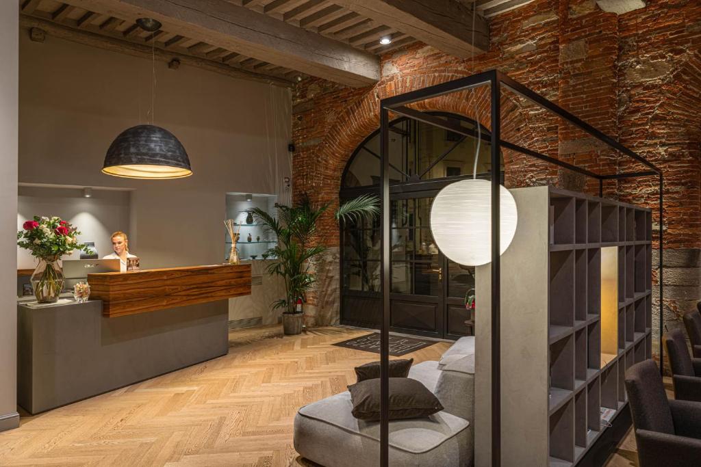 - un salon avec un canapé et une table dans l'établissement Palazzo Dipinto, à Lucques