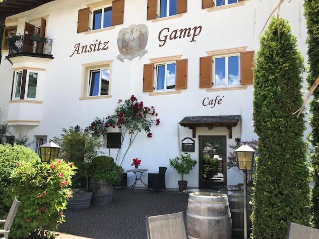 un gran edificio blanco con un cartel. en Hotel Ansitz Gamp, en Chiusa