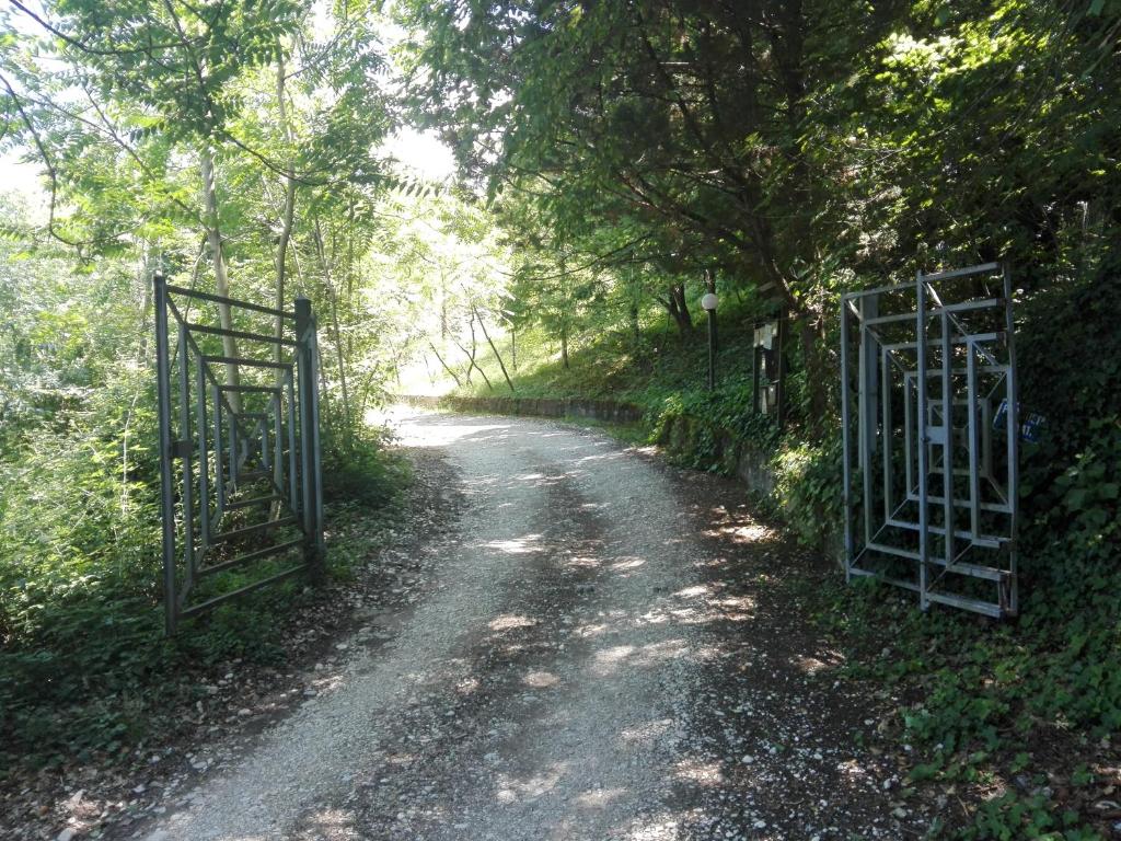 polna droga z otwartą bramą w lesie w obiekcie Casa nel Verde w mieście Terni