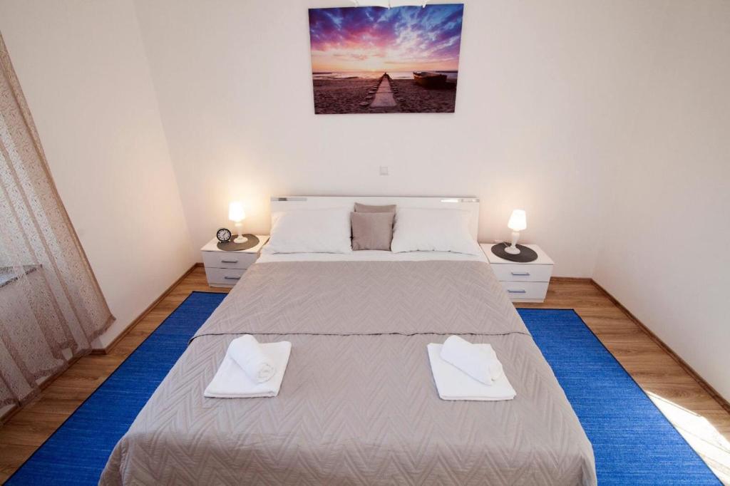 sypialnia z dużym łóżkiem i 2 białymi ręcznikami w obiekcie House Stefi w Puli