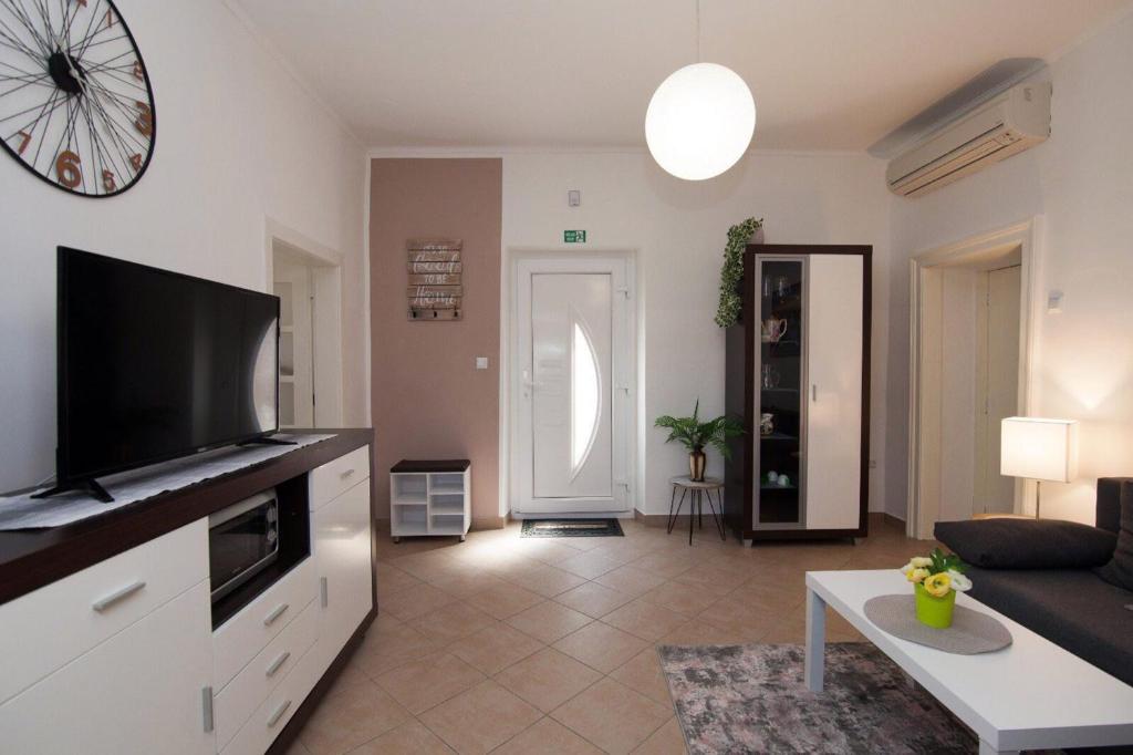 Telewizja i/lub zestaw kina domowego w obiekcie House Stefi