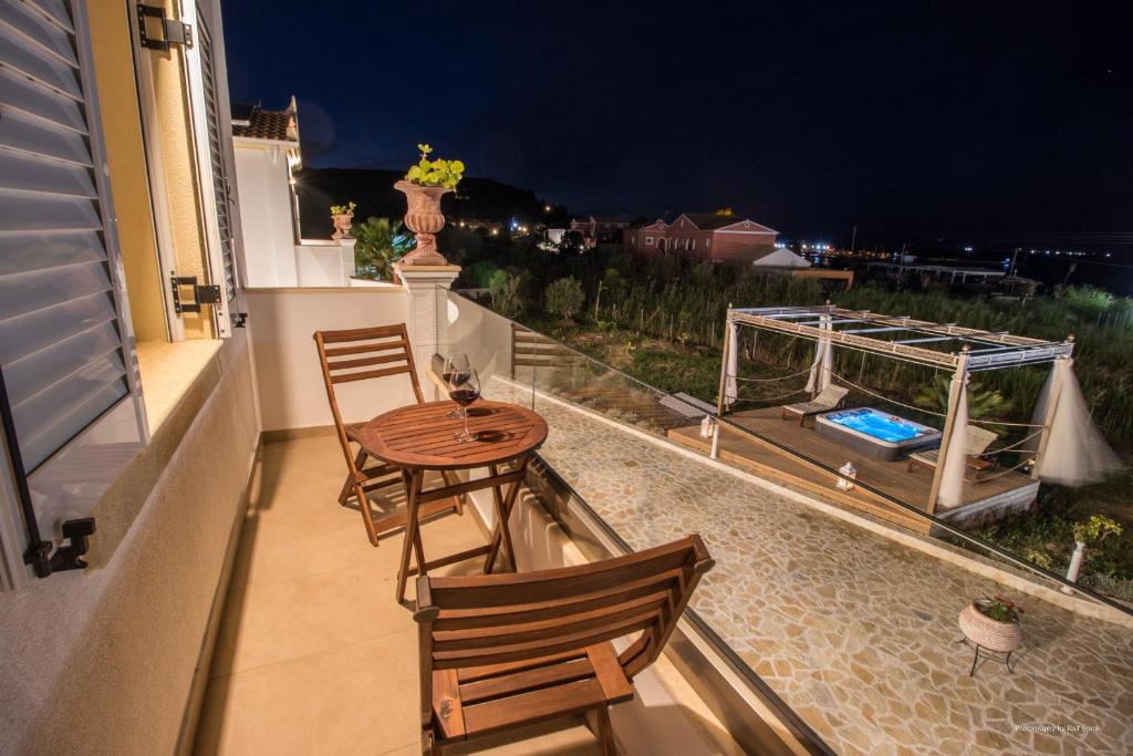 Bazén v ubytování Τhalasso Palace Homes nebo v jeho okolí