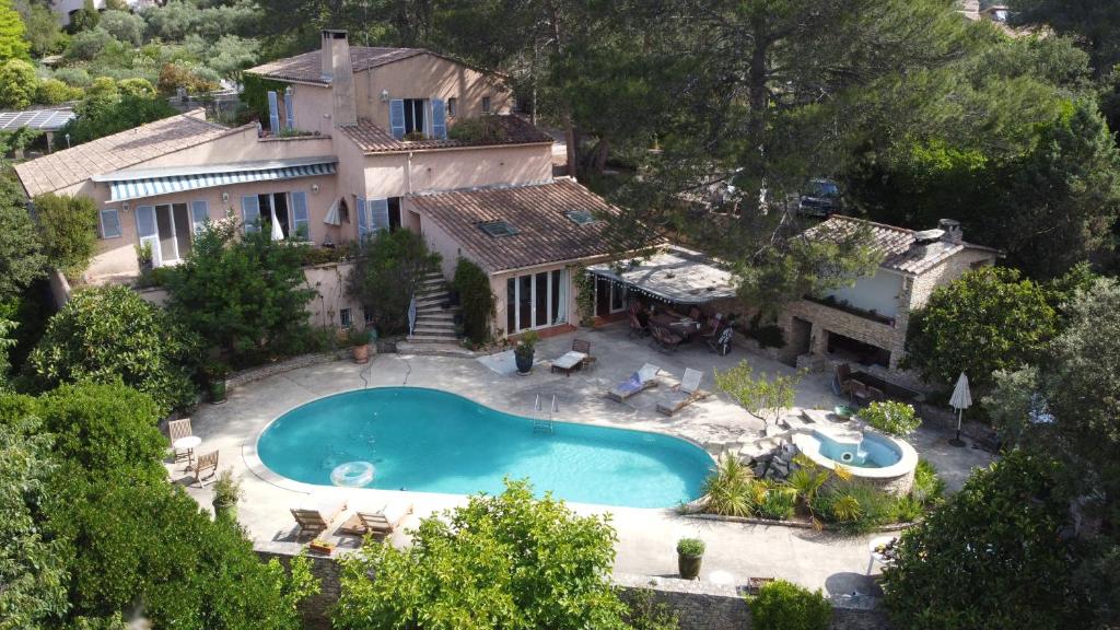 z góry widok na dom z basenem w obiekcie B&B Le Garric w mieście Nîmes