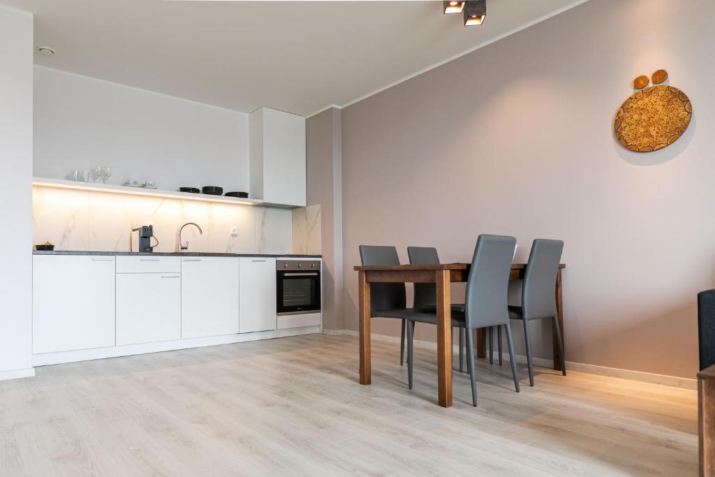 Kuchyň nebo kuchyňský kout v ubytování Ö Seaside Suites & SPA