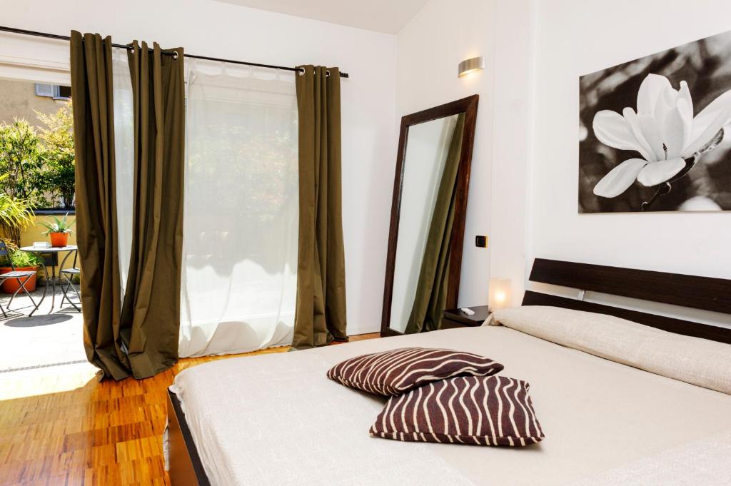 1 dormitorio con cama con almohada en Isola Apartments, en Milán