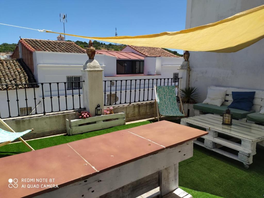 patio con mesa y banco en el balcón en Casa de La Abuela Pepi, en Aracena