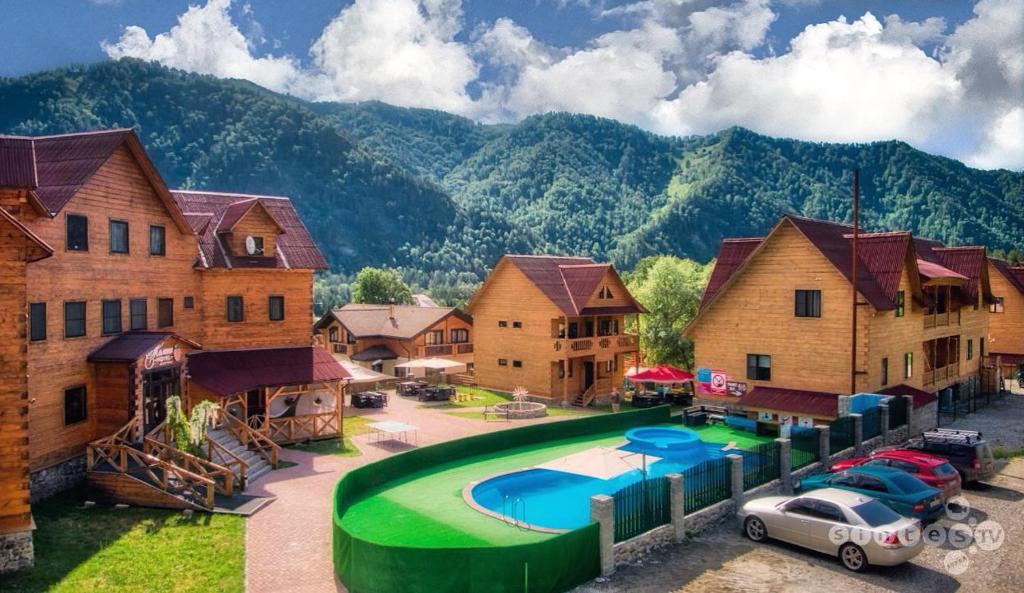 vista aerea di un resort con piscina di Hotel Malina a Manzherok