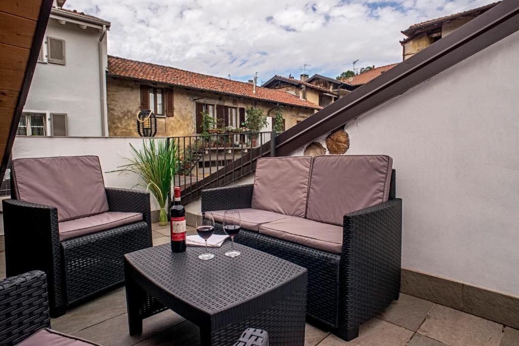 a patio with two chairs and a table on a balcony at PICCOLA VILLA nel Centro Storico in Arona