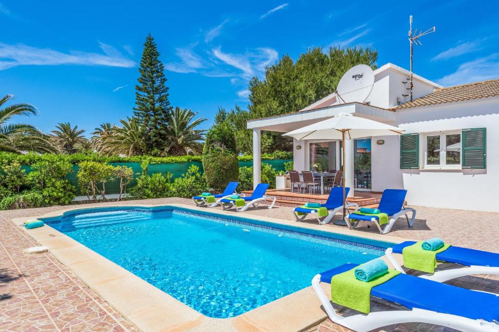 una villa con piscina e una casa di Villa Velasco CB by Mauter Villas a Cala en Blanes