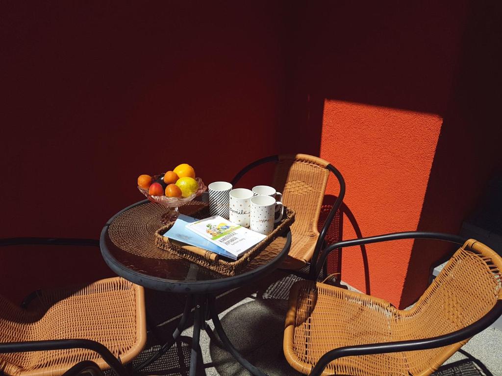 einen Tisch und Stühle mit einer Obstschale darauf in der Unterkunft Apartment Marin in Ogulin