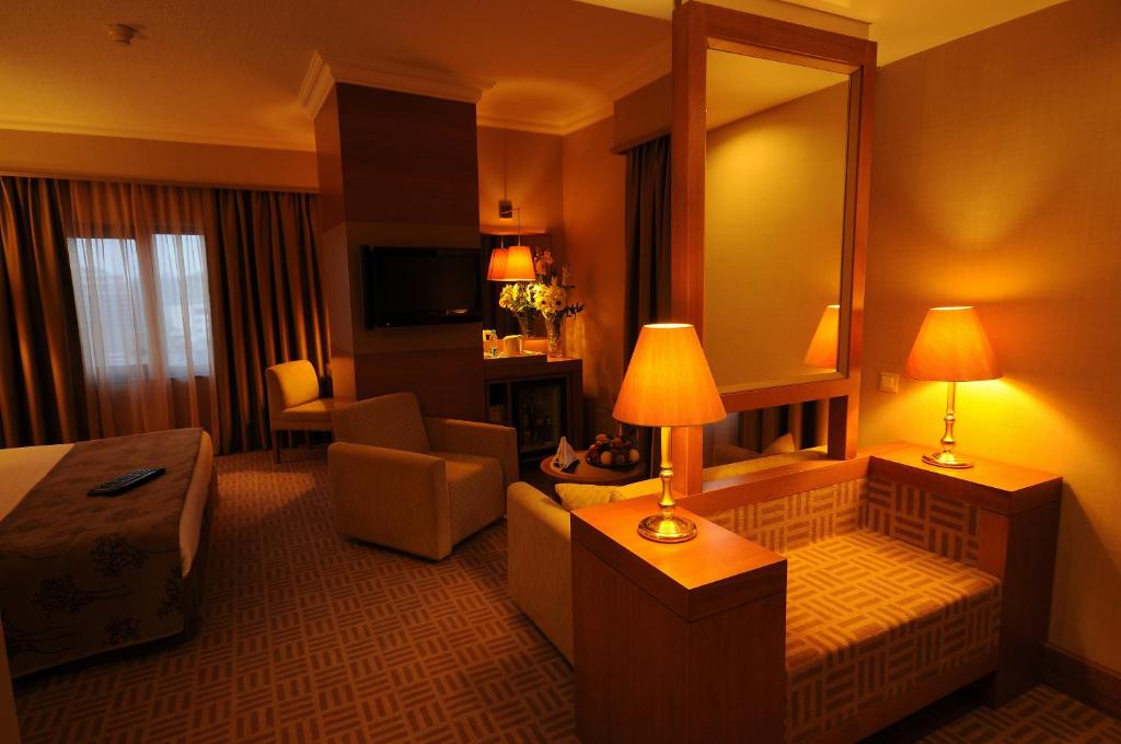 Tugcan Hotel - Corner Suite