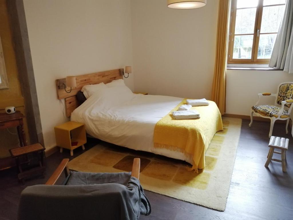 - une petite chambre avec un lit et une chaise dans l'établissement l'appart - appartement familial -classé 2 étoiles-, à Saint-Aignan