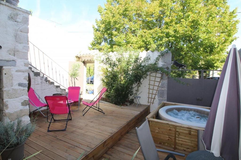 Balkón nebo terasa v ubytování Le Patio Aux Hirondelles