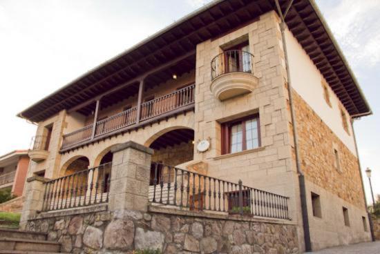 The building in which a vendégházakat is located