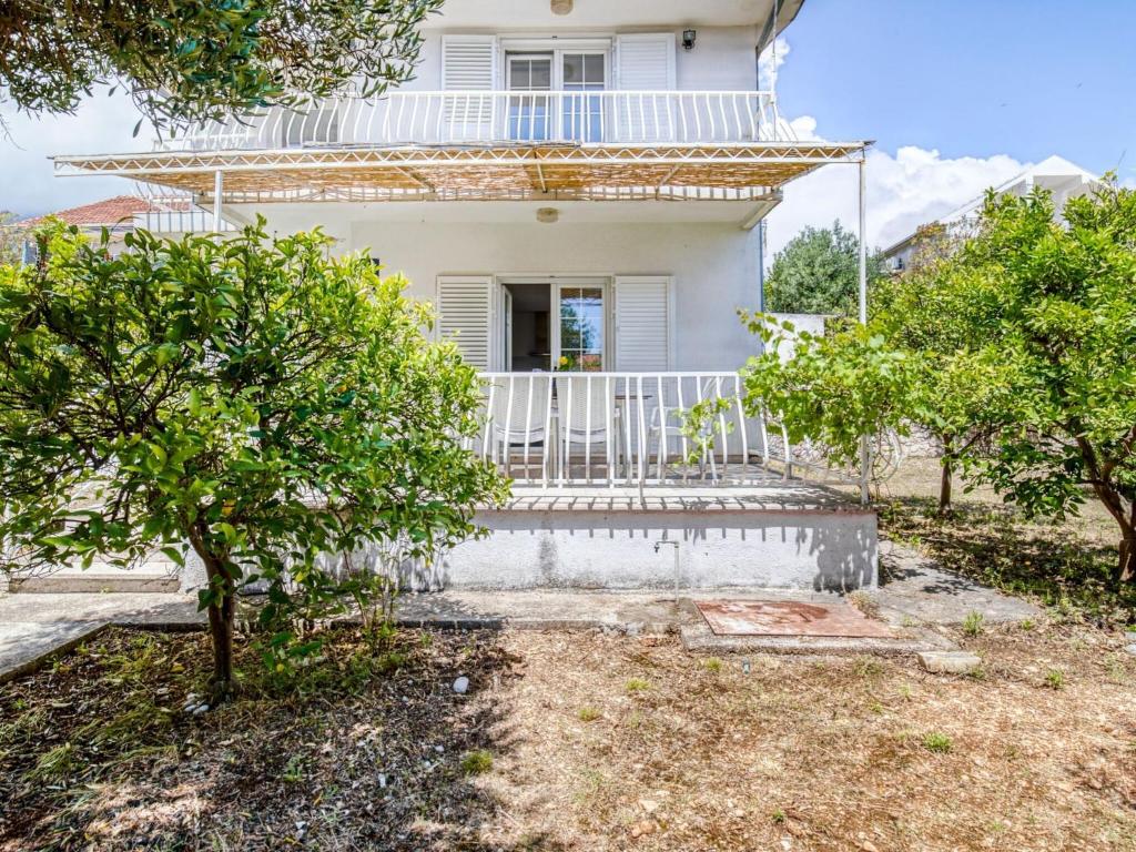 une maison blanche avec des arbres devant elle dans l'établissement Villa in Orebi with Garden near Seabeach, à Orebić