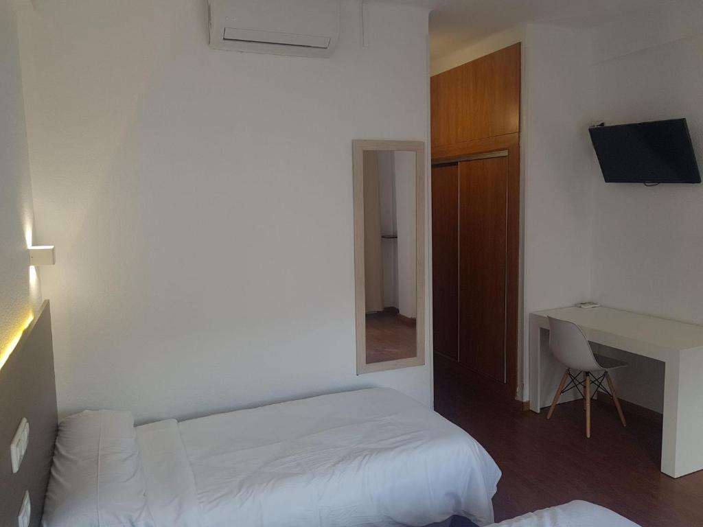 Televízia a/alebo spoločenská miestnosť v ubytovaní Hotel Torremolinos Centro by Croma