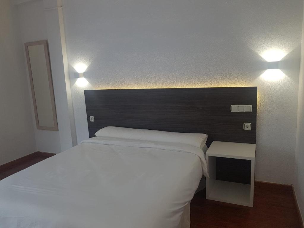 Posteľ alebo postele v izbe v ubytovaní Hotel Torremolinos Centro by Croma