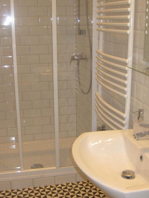 Kúpeľňa v ubytovaní Schieszl Apartments Zamárdi 3