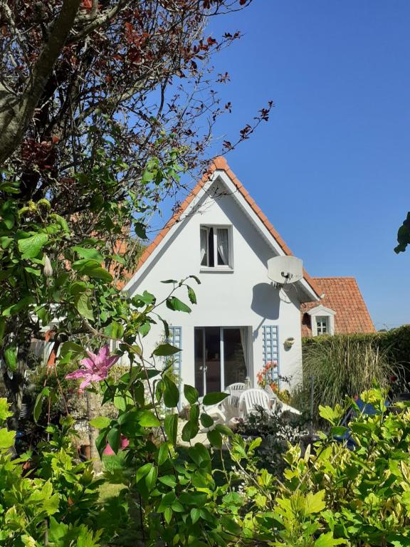 a white house with a bunch of bushes at La Maisonnette in Wissant