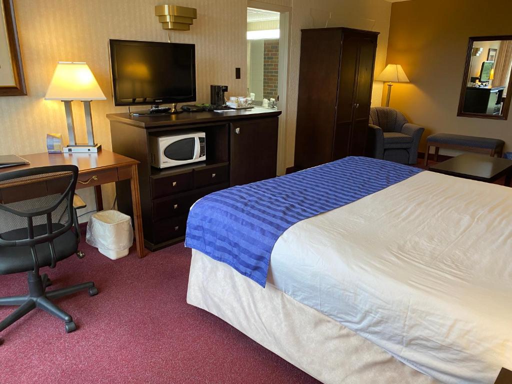 Postel nebo postele na pokoji v ubytování Ramada by Wyndham Lethbridge