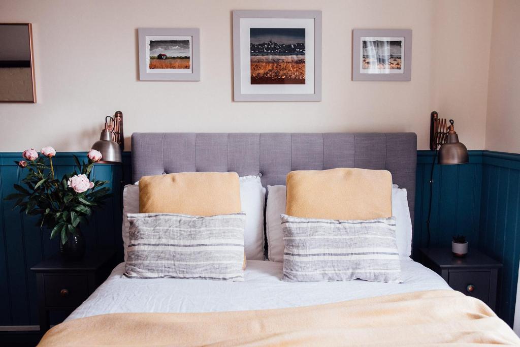 En eller flere senge i et værelse på Crown Stables