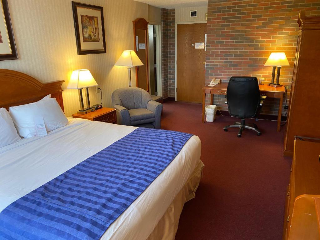 Postel nebo postele na pokoji v ubytování Ramada by Wyndham Lethbridge