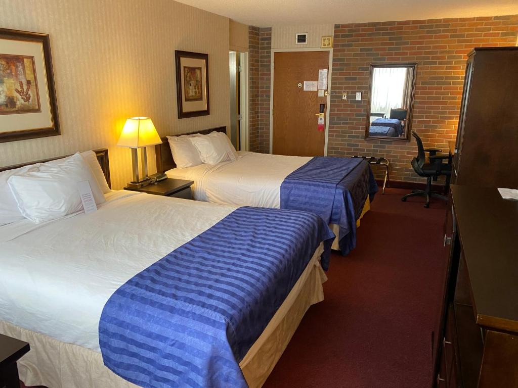 Postel nebo postele na pokoji v ubytování Ramada by Wyndham Lethbridge