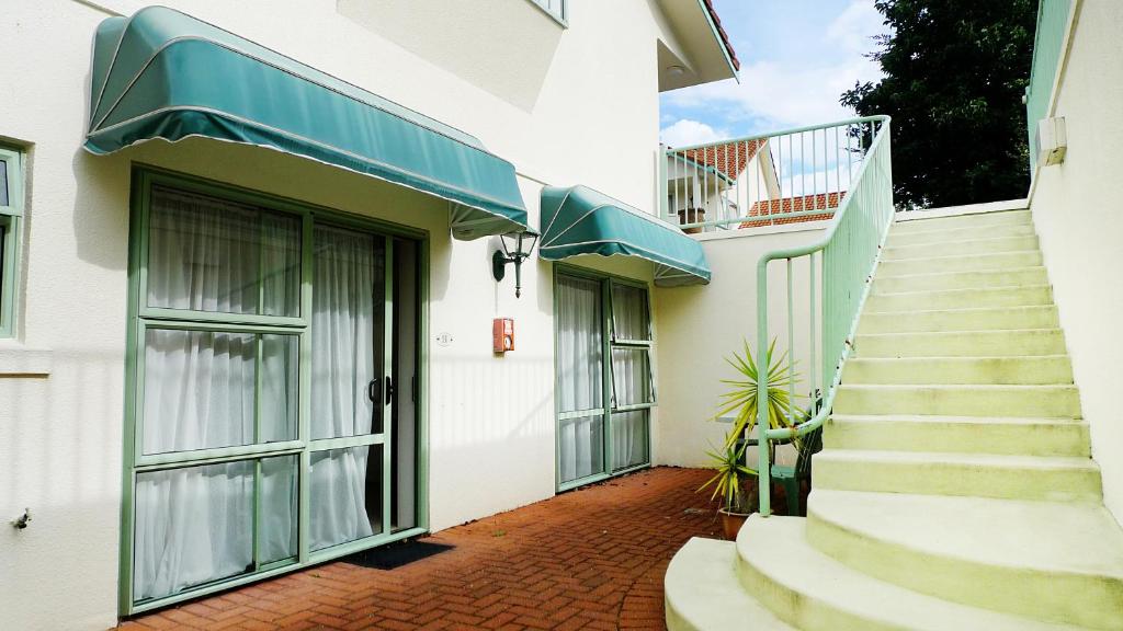 
Executive One-Bedroom Suite with Hot Tub
