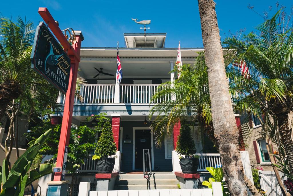 een straatbord voor een huis met palmbomen bij Hemingway House Bed and Breakfast in St. Augustine