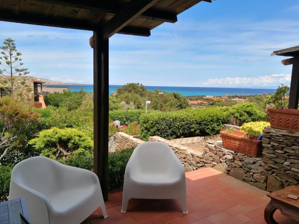 patio con 2 sedie e vista sull'oceano di La Finestra su Stintino a Stintino