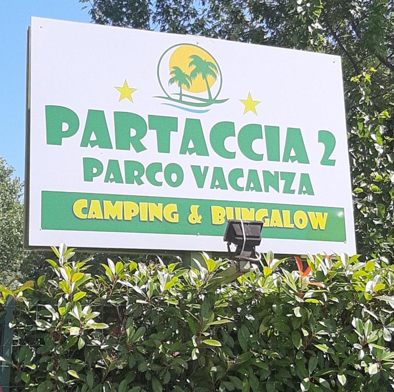 a sign for aparaci para vazquezatown at Camping Parco Vacanza Partaccia 2 in Marina di Massa
