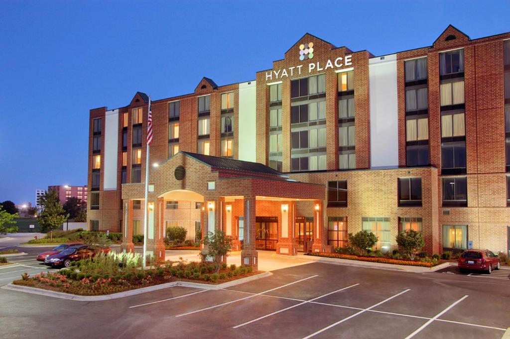 un hotel con un estacionamiento delante de él en Hyatt Place Chicago - Lombard/Oak Brook, en Lombard