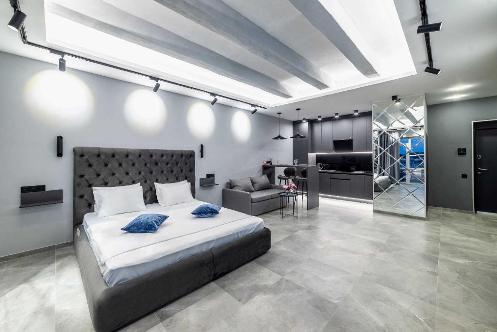 um quarto com uma cama grande e uma cozinha em European Apartments, Most City Area em Dnipro