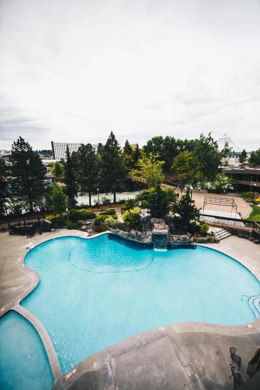 Bazén v ubytování Centennial Hotel Spokane nebo v jeho okolí