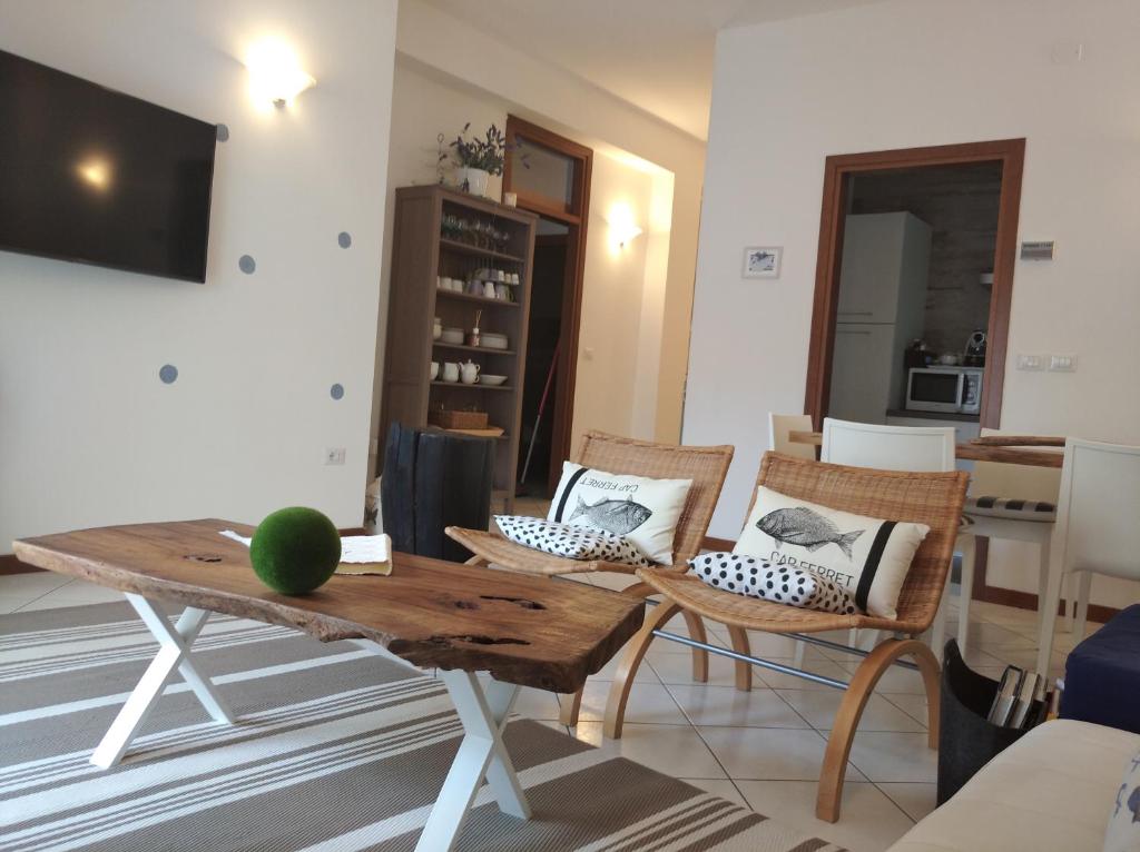 - un salon avec une table et des chaises en bois dans l'établissement Appartamento dei Pini, à Cattolica