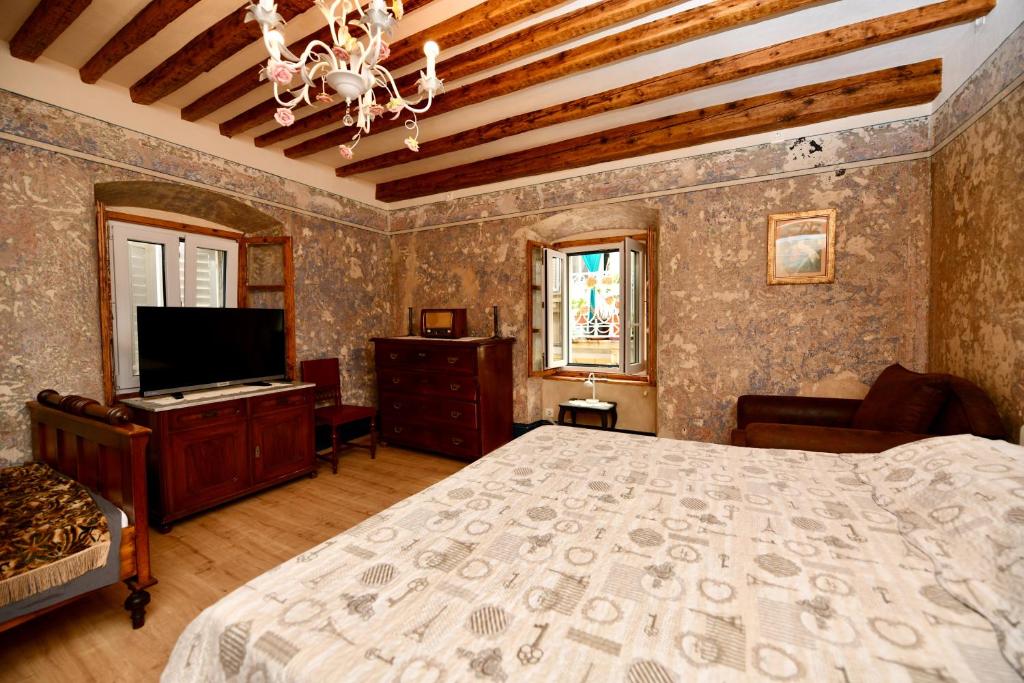 ein Schlafzimmer mit einem großen Bett und einem TV in der Unterkunft Zupan 1 - apartman in Krk