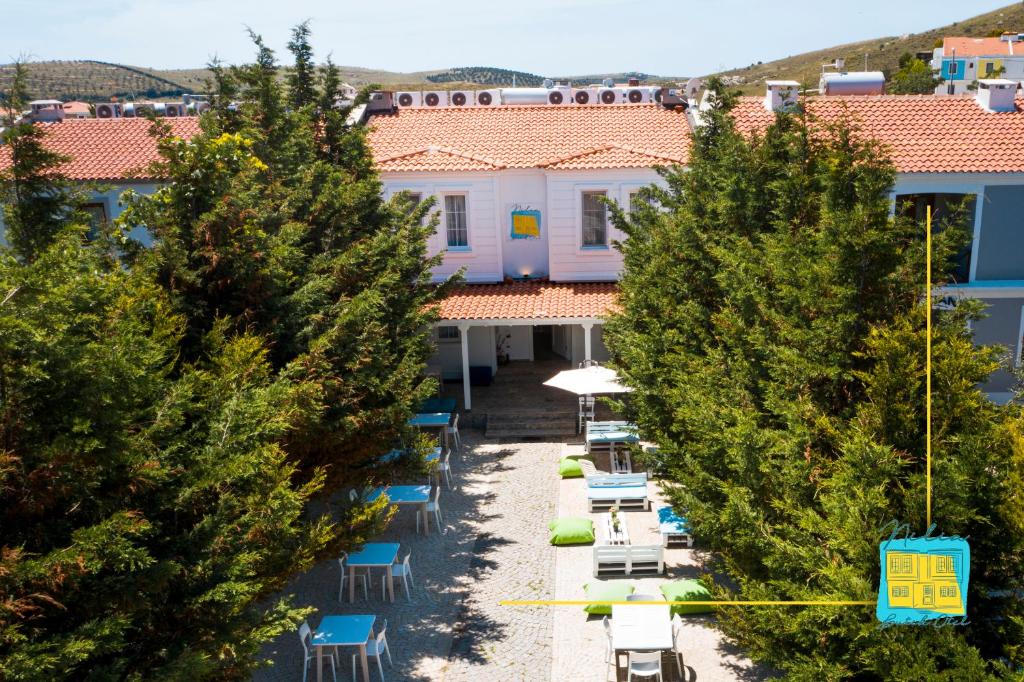 uma vista aérea de um resort com pinheiros em NİLİA BUTİK OTEL em Çanakkale