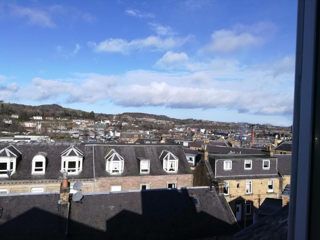 uitzicht op de stad vanaf het dak van een gebouw bij Hill View Studio in Hawick