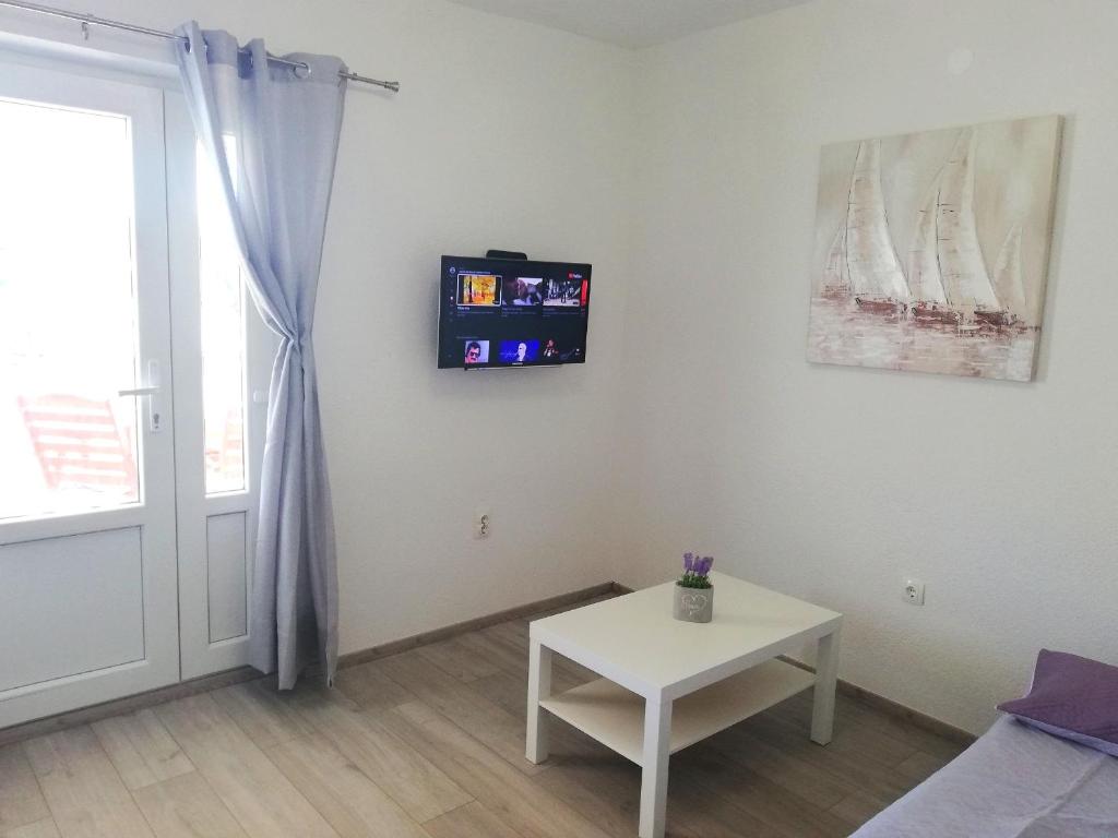 Televízia a/alebo spoločenská miestnosť v ubytovaní Apartments Amfora