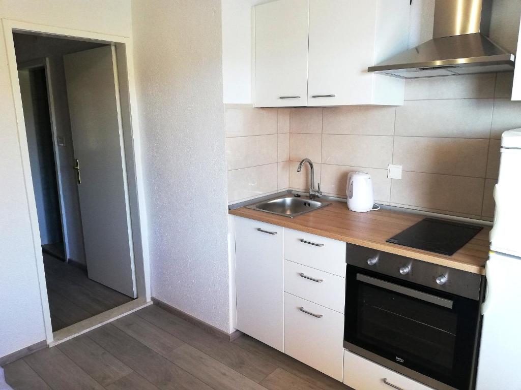 Kuchyňa alebo kuchynka v ubytovaní Apartments Amfora