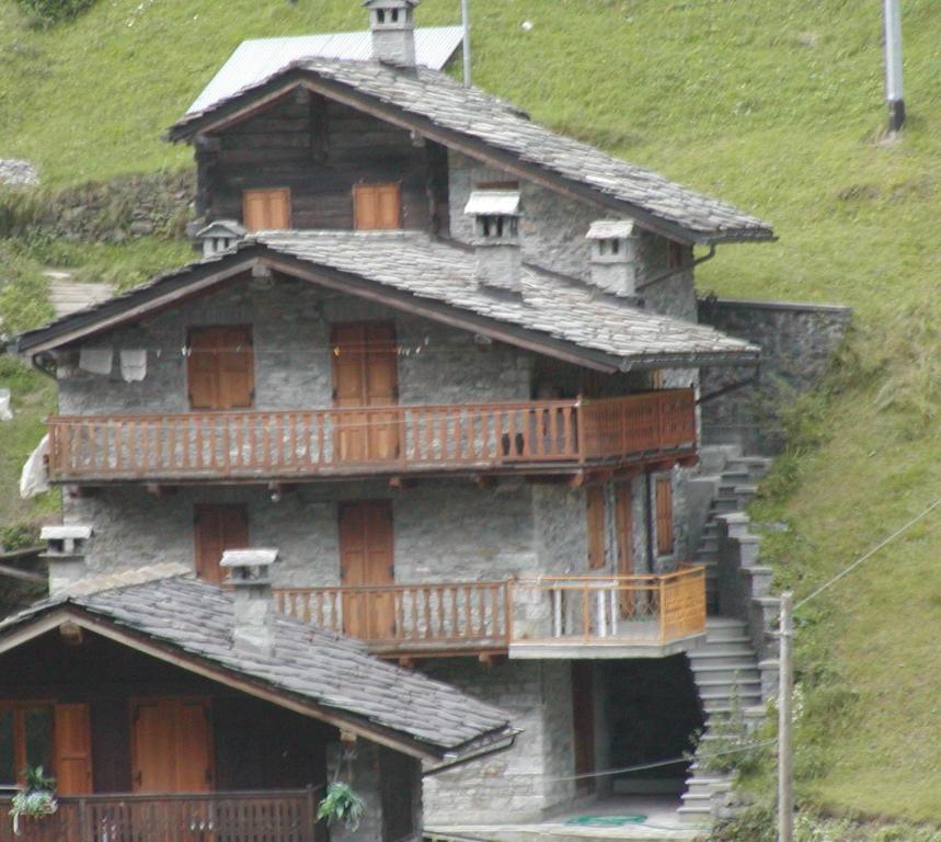 una casa con balcone sul fianco di una collina di Baita "la Brenva" Pialemont Champorcher - CIR VDA - PONTBOSET 0001 a Pontboset