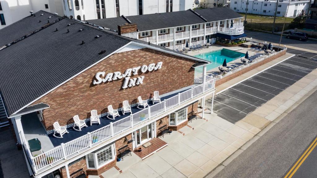 una vista aérea de una posada santa fe con piscina en Saratoga Resort, en Wildwood Crest