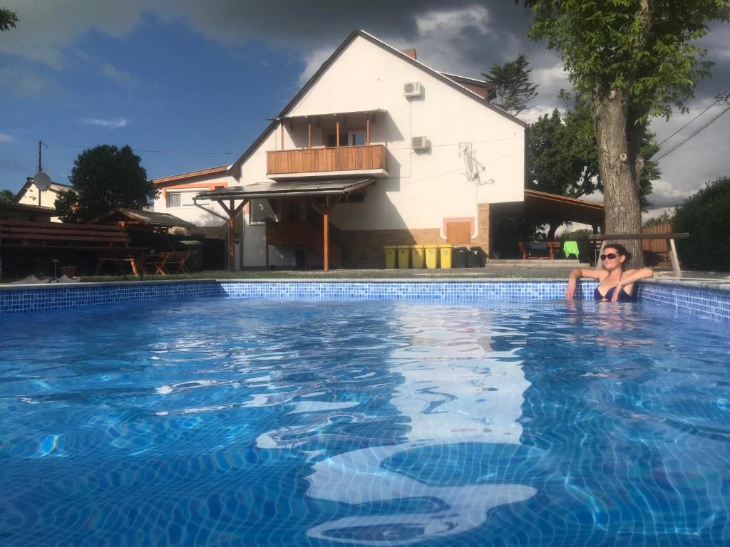Bazén v ubytovaní Famvarga Apartmanház alebo v jeho blízkosti