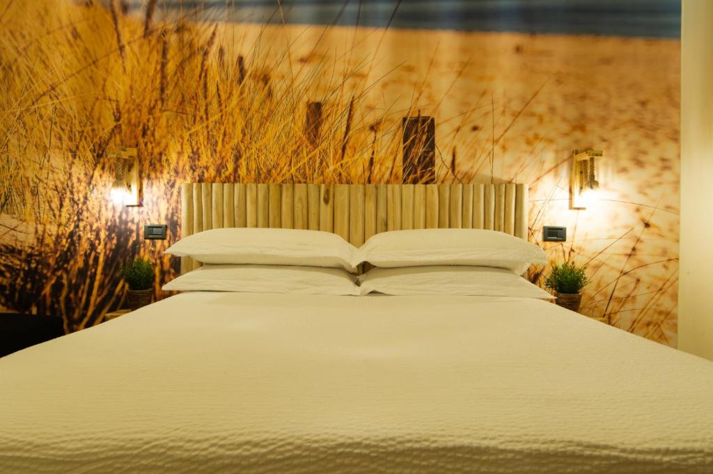 - un lit blanc avec deux oreillers dans une chambre dans l'établissement B&B 49 passi, à Fano