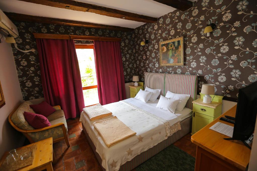 Кровать или кровати в номере Hotel Konak Tammy Platičevo - Šabac