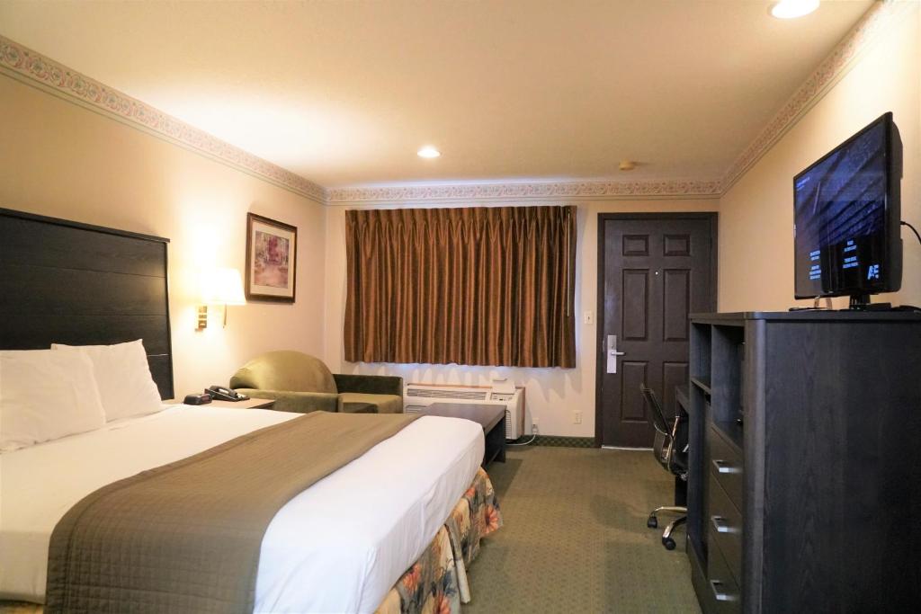 College Inn - Deluxe King Room With Sofa