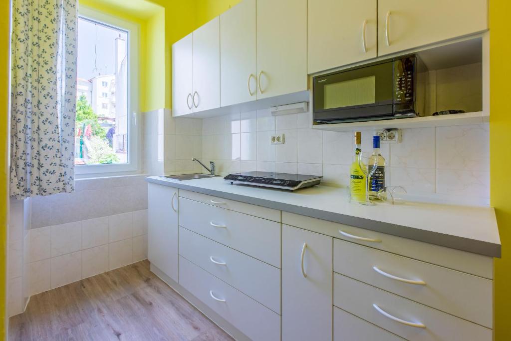 Kuchyň nebo kuchyňský kout v ubytování Apartments Seaside