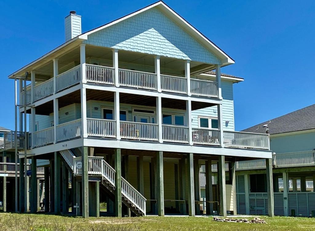 een groot huis met balkons aan de zijkant bij Janie'S Home in Bolivar Peninsula
