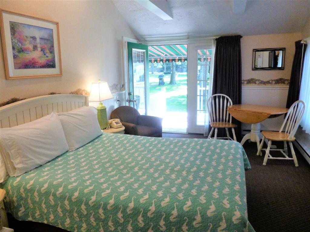 Postel nebo postele na pokoji v ubytování Falmouth Heights Motor Lodge