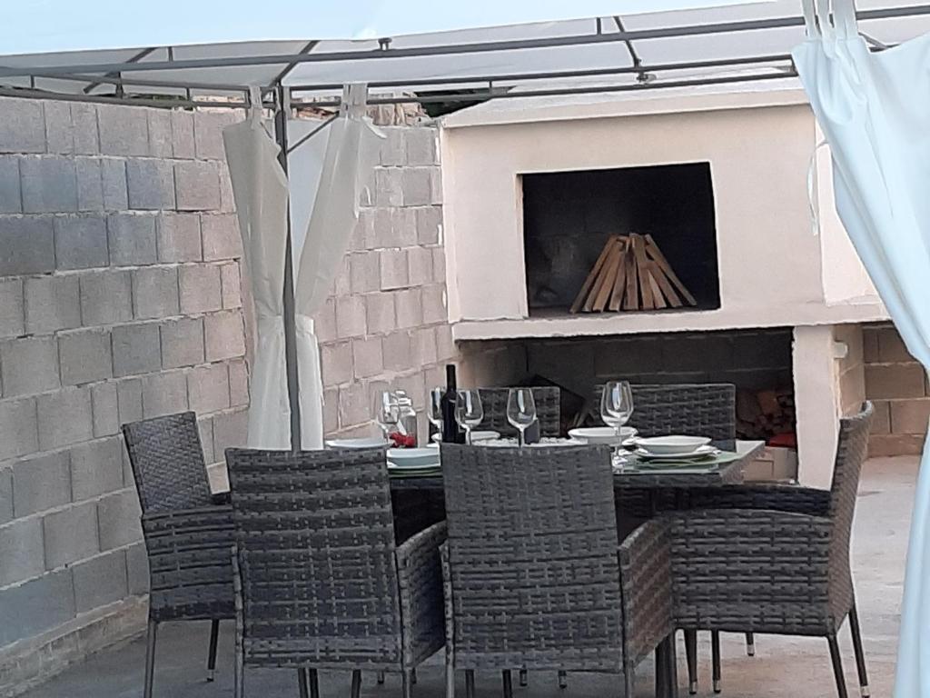 stół i krzesła pod parasolem patio w obiekcie Ferienhaus Karlo w mieście Pridraga